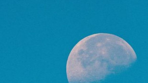 Китайска сонда ще кацне на Луната до месеци