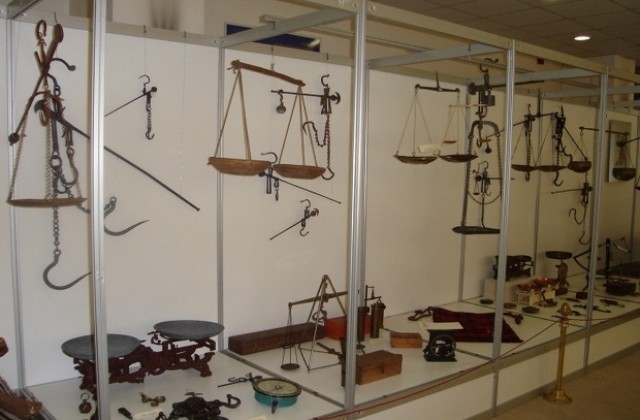 Над 260 мерки и теглилки показва в изложба музеят на Димитровград