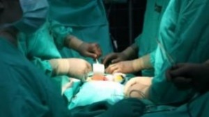 14 годишно момиче оцеля със забит в лицето нож