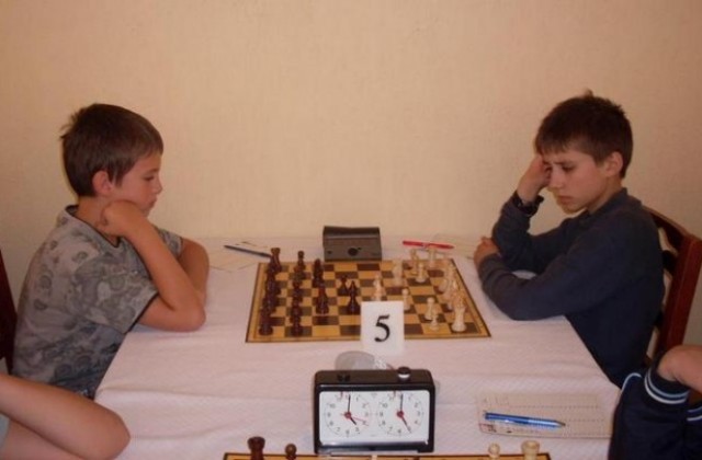 Три медала за шахматните таланти на Етър от Морско конче