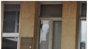 Хулиган потроши прозорците на Окръжния съд във Варна