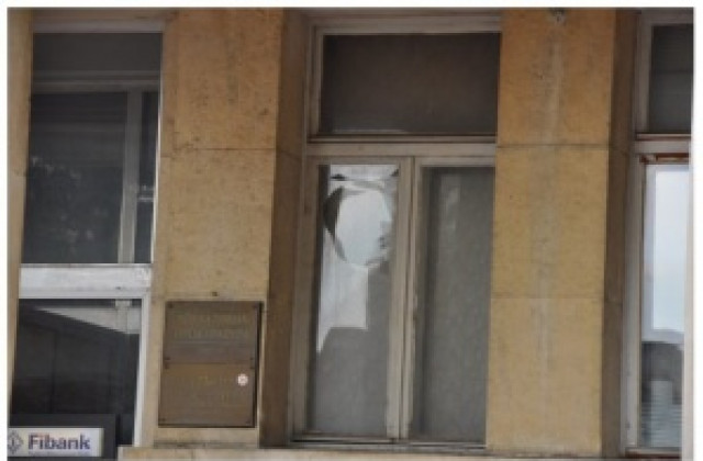Хулиган потроши прозорците на Окръжния съд във Варна