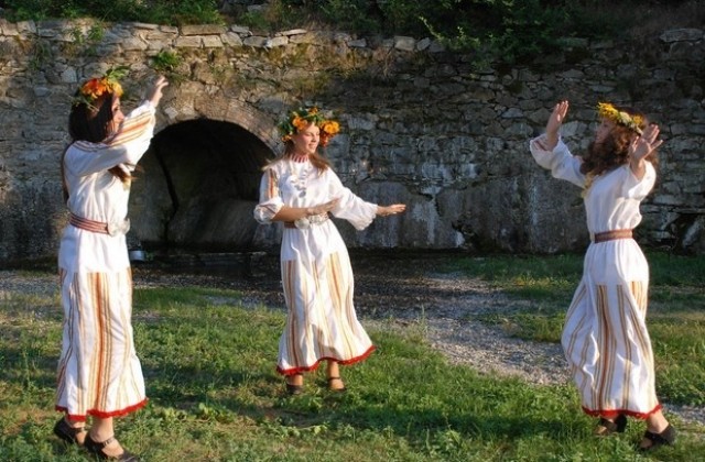 Празник на нимфите край Каснаково показва танци, храната на траките и хляб от лимец