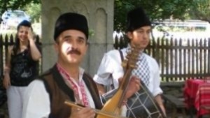 Сандрово пее и танцува