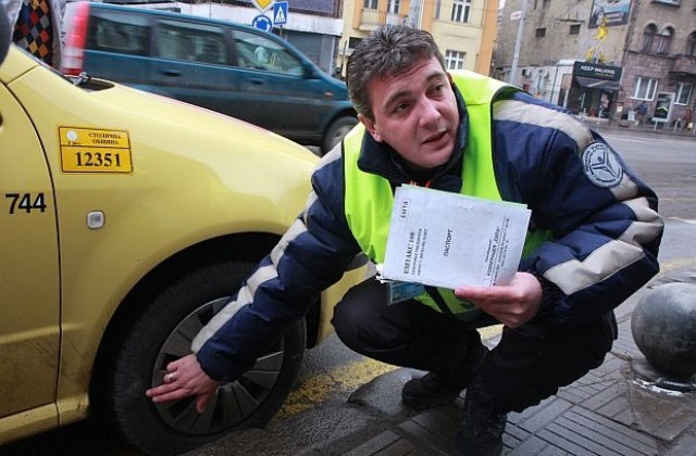 77 таксиджии хванати да возят без книжка в София