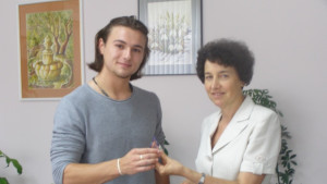 Танцьорът Петър Даскалов получи почетна статуетка от кмета на Добрич