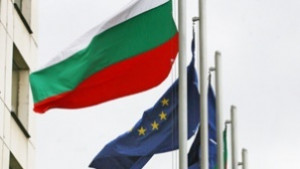 Приключва монтирането на знамена на входовете на Велико Търново