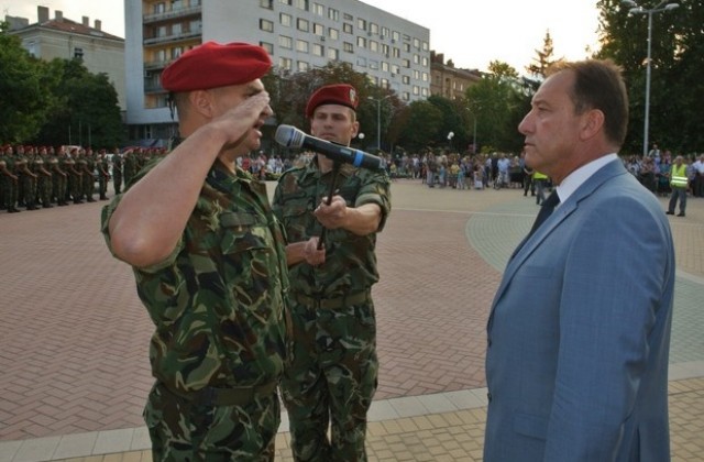 С почетен караул Димитровград посрещна военния министър и 66-я си рожден ден