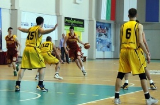 Спартак Плевен тръгна с трима нови