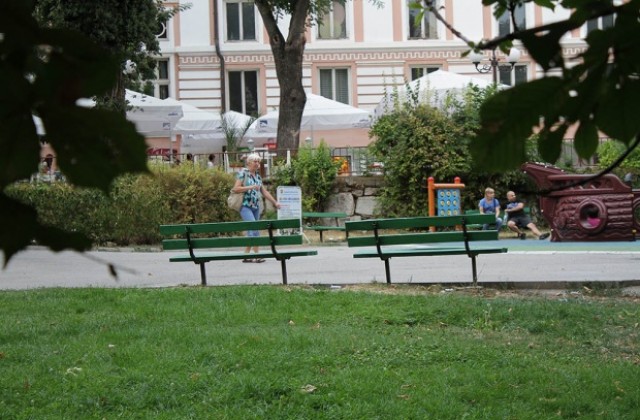 Поставиха нови пейки в парковете в Стара Загора