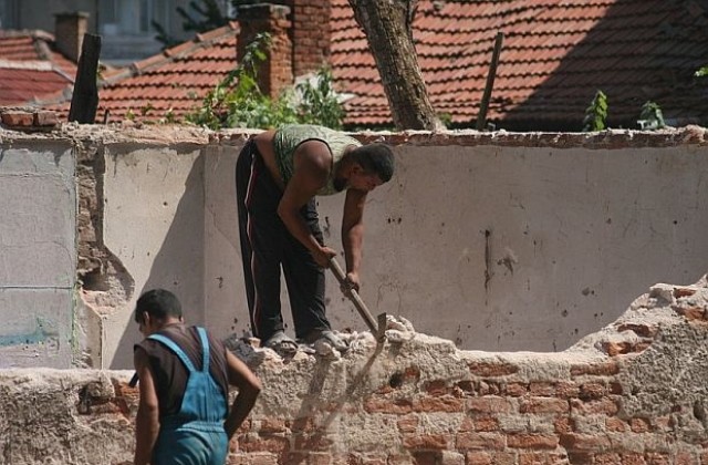 Събарят 62 незаконни ромски къщи в старозагорския парк Аязмото