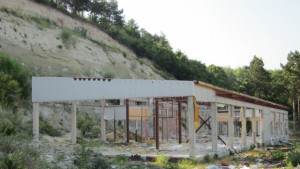 Само колоните останали от нов детски център в циганска махала