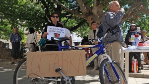 Контрапротестиращи подариха на Плевнелиев колело