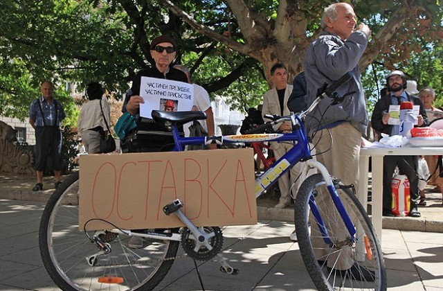 Контрапротестиращи подариха на Плевнелиев колело