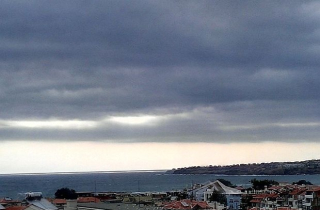 Слънце на запад, облаци по морето