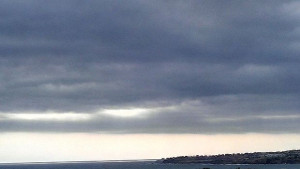 Слънце на запад облаци по морето