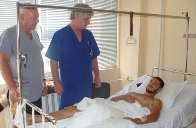 Бургаски лекари спасиха крака на младеж, прерязан с флекс