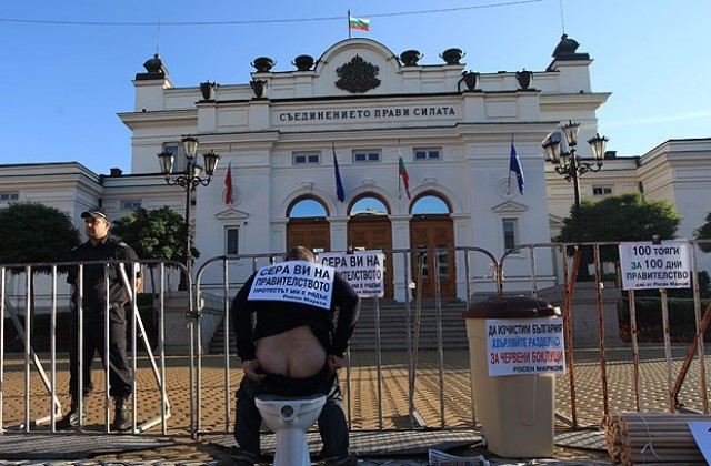Гол варненец с „рядък протест” пред парламента