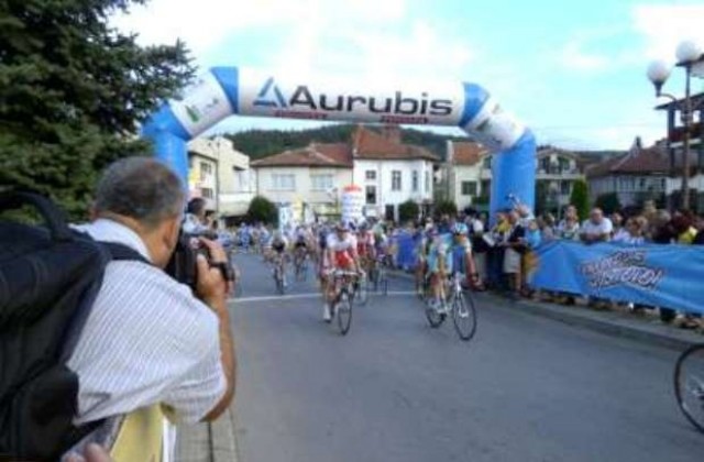 Драгомир Николов награждава победителите във временното класиране