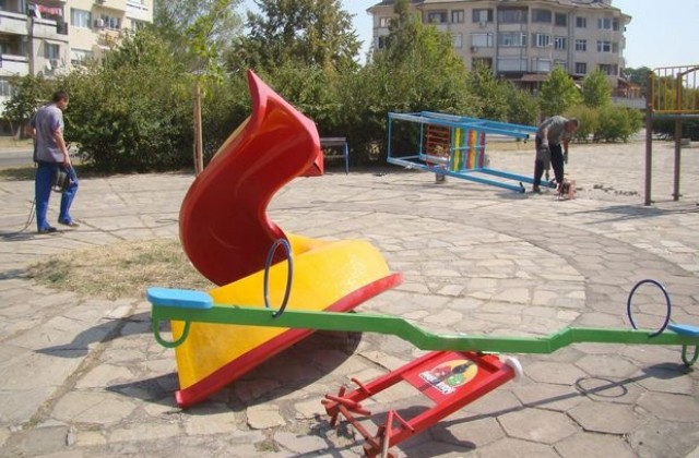 Обновяват още 6 детски площадки в Димитровград