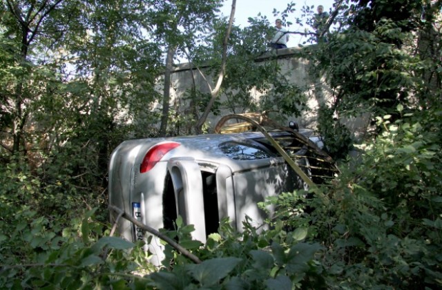 Кола излетя от пътя и падна в дере