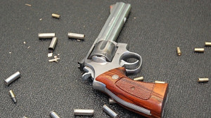 Незаконно оръжие и боеприси открити в къща край Варна