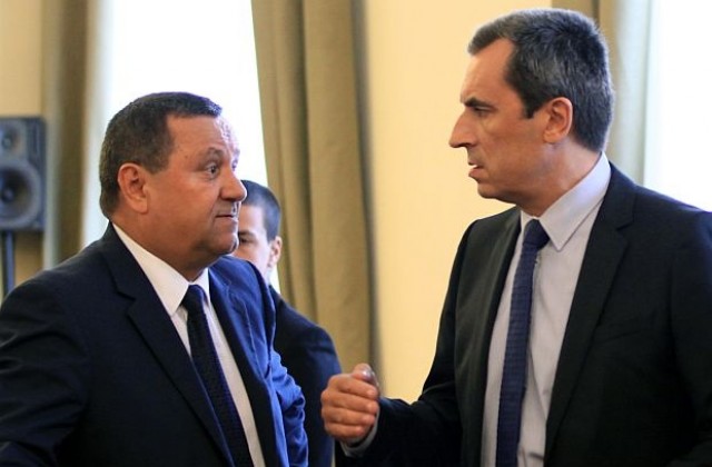 Правителството обмисля коледни добавки