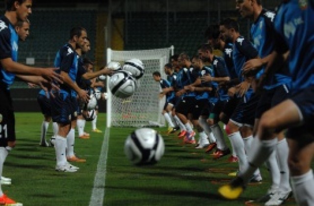 България тренира на „Ренцо Барбера“, Любо крие състава