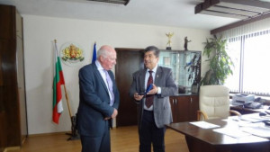 Посланикът на Ирландия с почетен плакет на областния управител