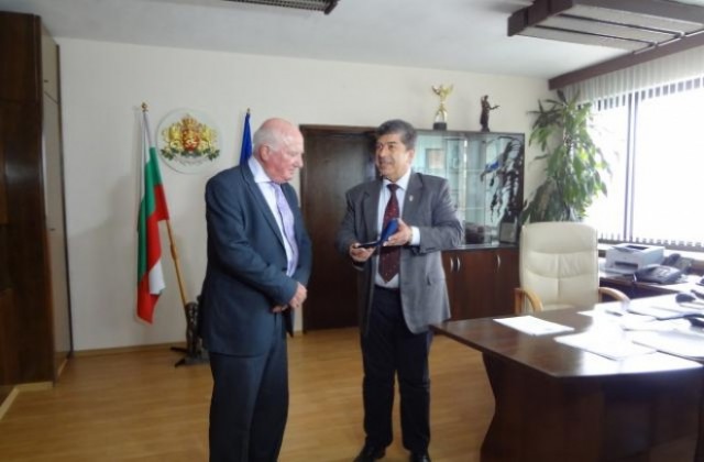 Посланикът на Ирландия с почетен плакет на областния управител