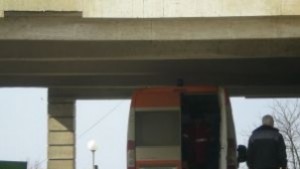 Автомобил блъсна две деца на колело