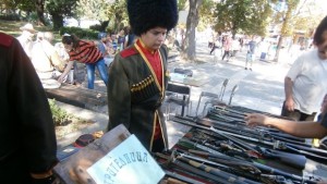 Богата колекция оръжия привлече десетки любопитни в центъра на Плевен
