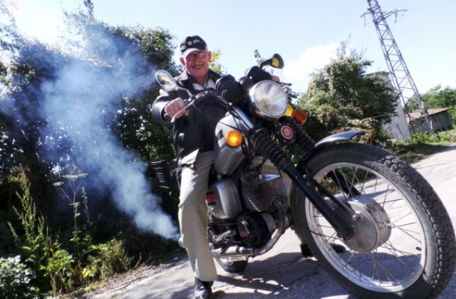 94-годишен е най-възрастният активен мотоциклетист в България