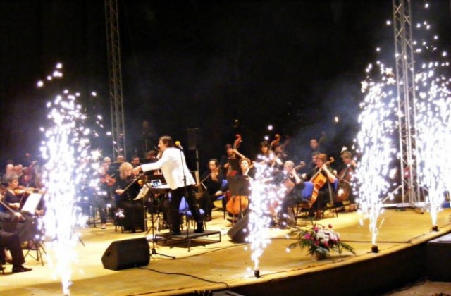 Музика под звездите и дъжд от фойерверки във Фортисимо Фест