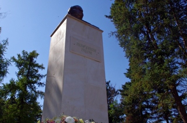 Кмет на плевенско село откри паметник на Тодор Живков