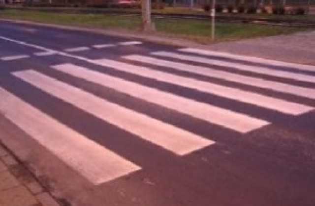 Осветиха три пешеходни пътеки във В. Търново, полагат пътна маркировка