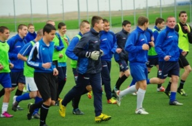 Нова безапелационна победа за малките „акули“