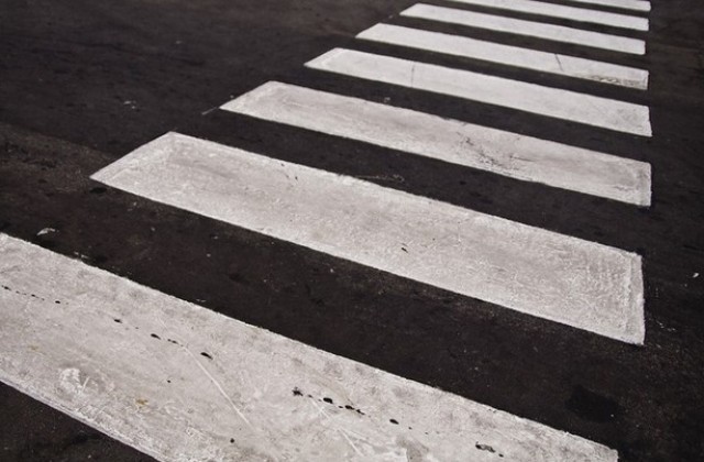 Подновяват пешеходни пътеки за първия учебен ден