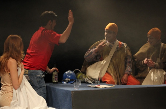 Футболисти разпускат с театрална постановка