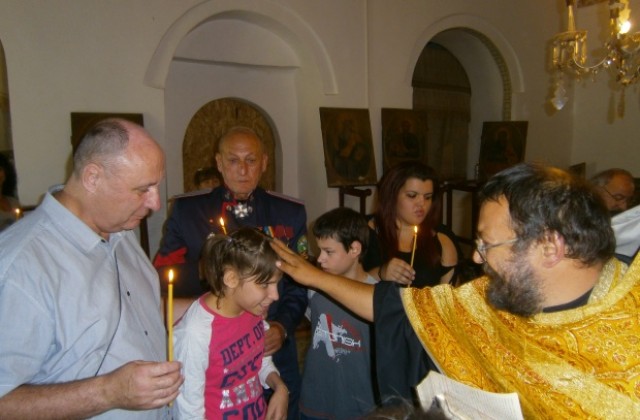 Свещеници покръстиха десет деца с увреждания в Марянския манастир