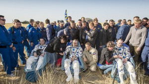 Трима космонавти се върнаха от МКС