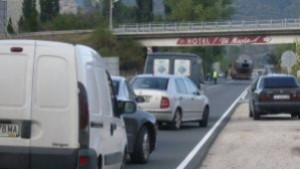 Движението по Е79 е временно спряно отстраняват обърнал се ТИР