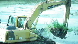 Започна почистване на коритото на река Росица