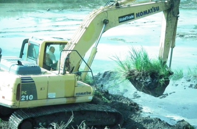 Започна почистване на коритото на река Росица