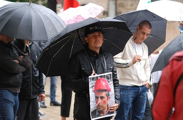 За пореден ден контрапротестиращи поискаха оставката на Плевнелиев