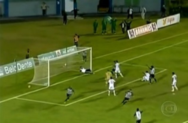 ВИДЕО: Невероятно: Масажист спаси геройски вратата на своя отбор