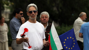 Протестиращи пиха кафе пред парламента