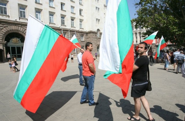 Контрапротестиращи искат оставката на Плевнелиев заради неясната му позиция за Сирия