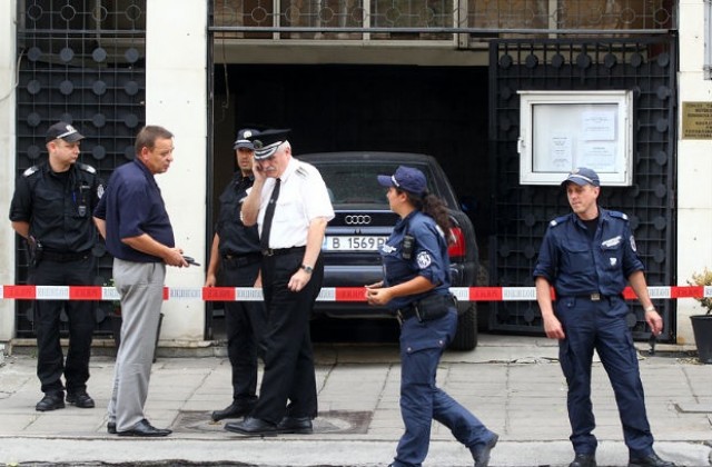 Кола се заби в турското посолство в София (СНИМКИ)