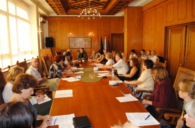 Ученици се хващат на голямо търновско хоро за 22 септември